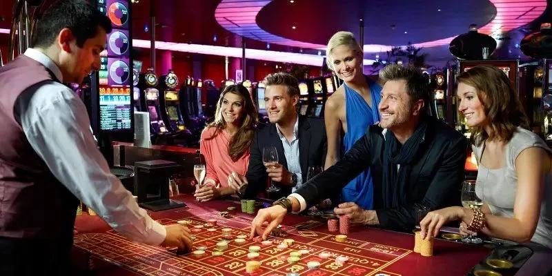 What are the responsibilities of a Sub Dealer in a casino?